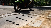 Sehingga, hal tersebut membuat pengendara motor berhati-hati saat melintas untuk menghindari sumur resapan yang ditanam di jalan raya.