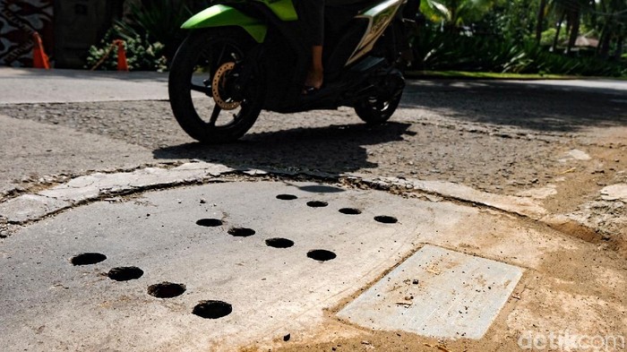 Hati-hati! Masih Ada Sumur Resapan Belum Diaspal di Jagakarsa Di beberapa ruas jalan di Jakarta, sumur resapan sudah diaspal dan dilubangi. Namun masih ada sumur resapan yang belum diaspal di kawasan Jagakarsa, Jaksel.