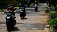 Namun di beberapa titik sepanjang Jalan Durian Raya, sudah ada sumur resapan yang diaspal dan dilubangi.