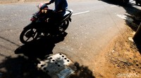 Mengenai persoalan ini, Gubernur DKI Jakarta, Anies Baswedan meminta jajarannya untuk mengevaluasi proyek sumur resapan yang merusak jalan. Anies juga menyoroti kinerja kontraktor yang membangun sumur resapan.