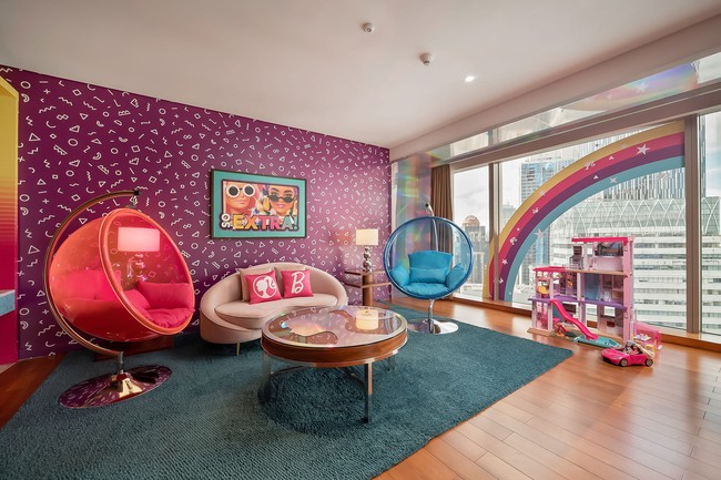 “Yang ditunggu-tunggu akhirnya tiba! Kami sangat senang mempersembahkan Anda Barbie Ultimate Staycation by Grand Hyatt Kuala Lumpur. Pengalaman staycation tematik pertama kami untuk bersuka ria dengan dunia pink,” tulis Grand Hyatt di unggahan Facebook. Foto: Dok. Grand Hyatt Kuala Lumpur