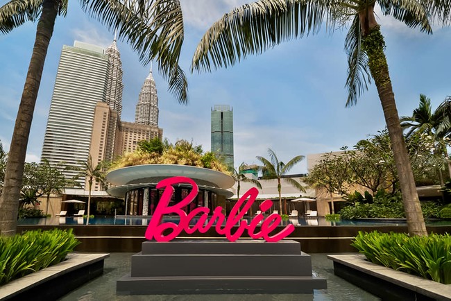 Grand Hyatt Kuala Lumpur berkolaborasi dengan Mattel meluncurkan Barbie Ultimate Staycation Experience. Semua dekorasi hingga furnitur dihias dengan warna pink dan bertema serba Barbie. Foto: Dok. Grand Hyatt Kuala Lumpur