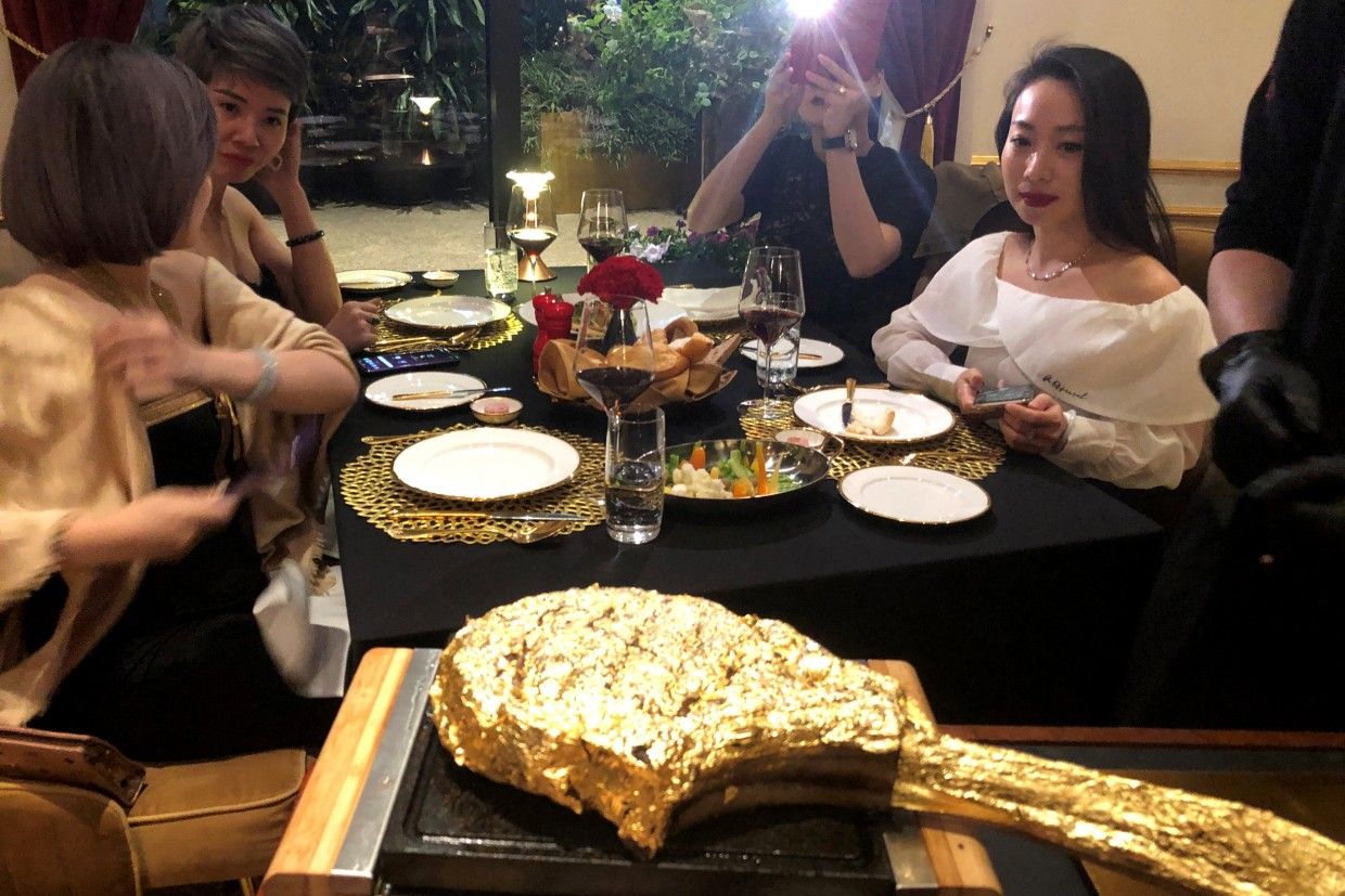 The Dolce Hanoi Golden Lake Hotel Sajikan Steak Emas