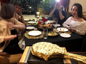 Steak Emas ala Salt Bae Jadi Menu di Hotel Ini, Sudah Laku 1.000 Porsi!