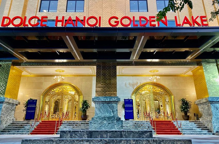 The Dolce Hanoi Golden Lake Hotel Sajikan Steak Emas