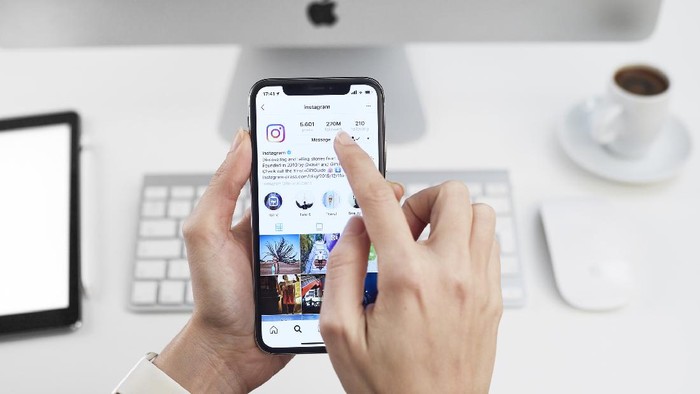 Ilustrasi Caption Instagram Social networking service concept. communication network.