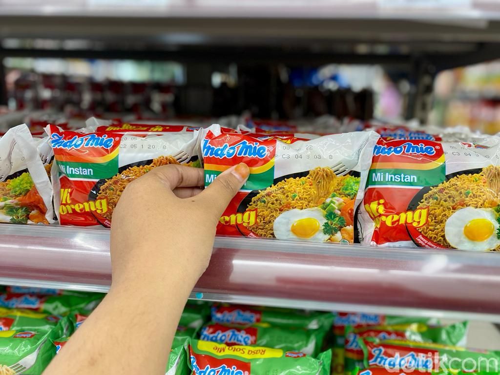 Indomie goreng di rak supermarket
