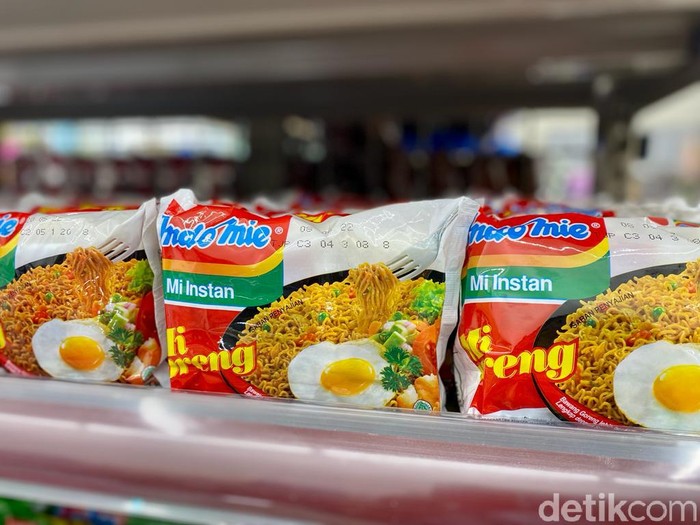 Indomie goreng di rak supermarket