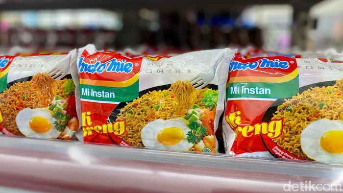 Indomie goreng di rak supermarket
