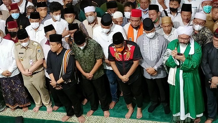 Jenazah Haji Lulung dibawa ke Masjid Al-Anwar, Jakarta Barat, untuk disalatkan. Tampak keranda berisi jenazah Haji Lulung ditutupi kain berwarna hijau. (Karin Nur Secha/detikcom) Jenazah Haji Lulung dibawa ke Masjid Al-Anwar, Jakarta Barat, untuk disalatkan. Tampak keranda berisi jenazah Haji Lulung ditutupi kain berwarna hijau. (Karin Nur Secha/detikcom)