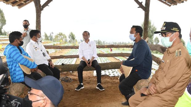 Jokowi menyempatkan diri untuk melakukan dialog dengan para petani di sebuah saung di Desa Bansari/Rusman - Biro Pers Sekretariat Presiden