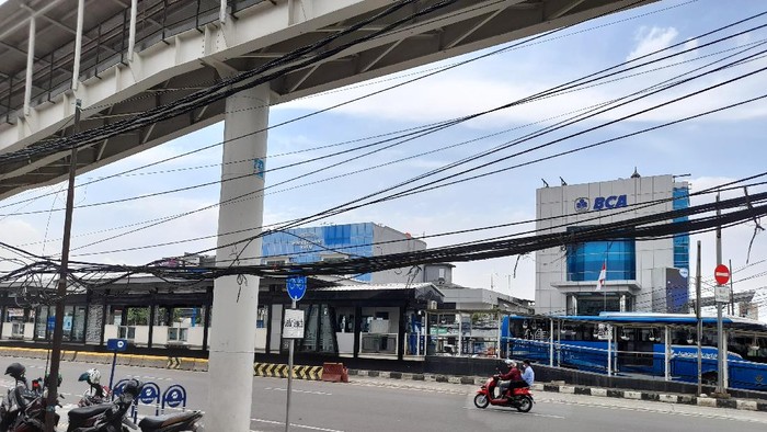 Kabel di trotoar Jl Pemuda Rawamangun, Jakarta Timur telah diikat.