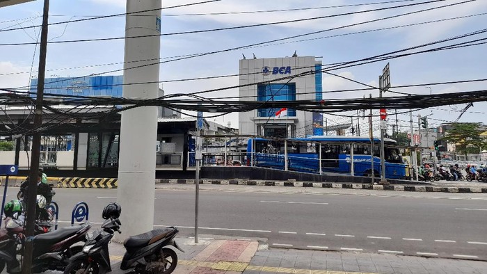 Kabel di trotoar Jl Pemuda Rawamangun, Jakarta Timur telah diikat.