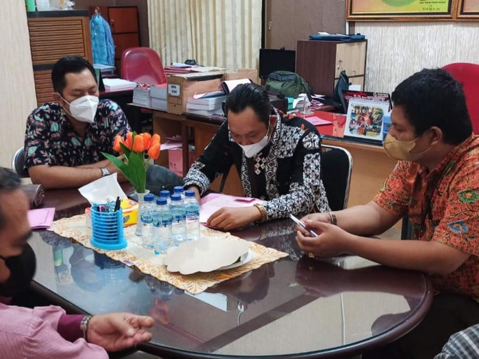 Kades Bangsri, Brebes, Devi Ferdian S (tengah) ditahan gegara tiap dana desa, Selasa (14/12/2021).