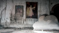 Dua bingkai foto keluarga tertutup material guguran awan panas Gunung Semeru di Desa Sumber Wuluh, Lumajang, Jawa Timur.