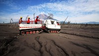 Bantuan dari berbagai kalangan pun terus berdatangan. Palang Merah Indonesia (PMI) menerjunkan dua unit mobil Hagglung ke lokasi bencana. Kendaraan dengan roda rantai besi ini mampu menerjang segala medan termasuk suhu panas, untuk evakuasi korban bencana Semeru dan mengangkut logistik baik bagi korban maupun operasional relawan.