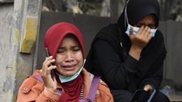 Sejumlah keluarga korban menanti informasi terkait keluarganya yang hilang di Desa Sumberwuluh, Lumajang, Jawa Timur.