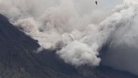 Awan panas meluncur dari kawah Gunung Semeru terlihat dari Pronojiwo, Lumajang, Jawa Timur.