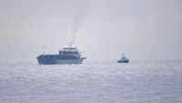 Sedikitnya sembilan kapal dan sebuah helikopter penyelamat dikerahkan untuk mencari dua orang yang hilang di lautan dingin tersebut.  
