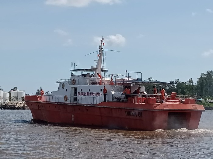 Kapal Motor (KM) bermuatan BBM milik PLN Kabupaten Asmat dikabarkan hilang kontak di antara perairan Timika-Asmat. Tim SAR lakukan pencarian. (dok Istimewa)
