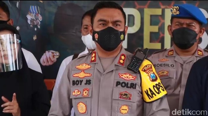Kapolres Nganjuk AKBP Boy Jeckson Situmorang mengatakan hal yang sama. Pihaknya masih mendalami kasus yang menjerat MIK.