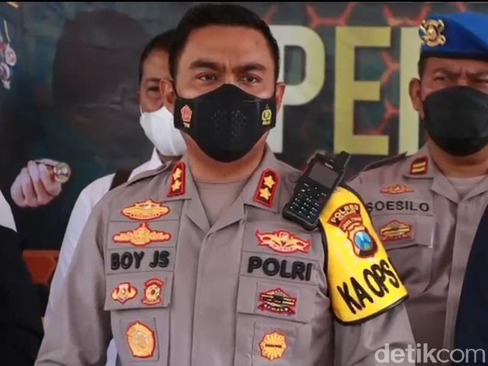 Kapolres Nganjuk AKBP Boy Jeckson Situmorang mengatakan hal yang sama. Pihaknya masih mendalami kasus yang menjerat MIK.