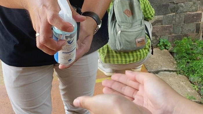 Kerja Keras Ciptakan Ruang Publik yang Sehat di Masa Pandemi PT Taman Impian Jaya Ancol, bekerja sama dengan BKLEEN INDONESIA menyediakan fasilitas untuk menjaga sanitasi di area Ancol.