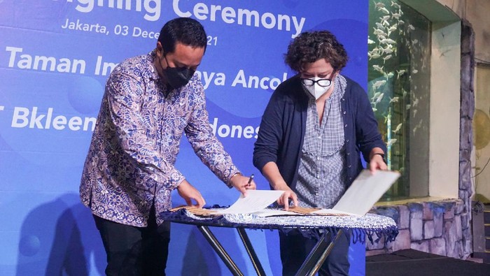 Kerja Keras Ciptakan Ruang Publik yang Sehat di Masa Pandemi PT Taman Impian Jaya Ancol, bekerja sama dengan BKLEEN INDONESIA menyediakan fasilitas untuk menjaga sanitasi di area Ancol.