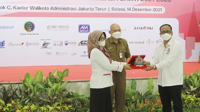 Kerja Keras Mendorong Pengusaha Kecil Bangkit di Era Pandemi Kadin Jakarta Timur fokus mendorong para pengusaha kecil untuk menggerakan kembali perputaran ekonominya di tengah pandemi COVID-19.