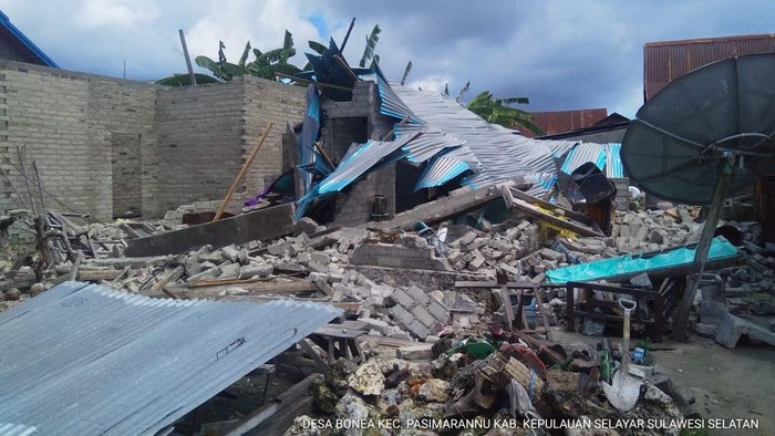 Kerusakan akibat gempa M 7,4 NTT di Pulau Jampea, Selayar, Sulsel. (dok. Istimewa)