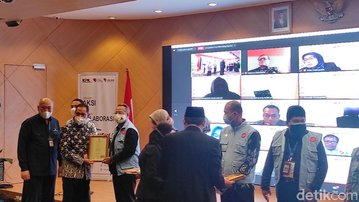 KPK memberikan penghargaan kepada penyuluh antikorupsi dan ahli pembangun integritas