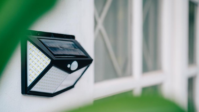 Small solar powered led light with motion sensor