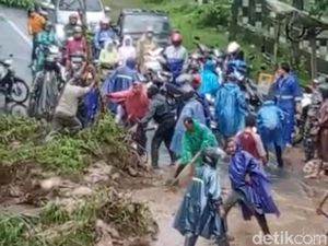 Tebing Longsor, Luberan Lumpur Macetkan Jalur Purwodadi-Nongkojajar
