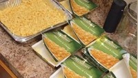  Ingin pamer kemampuan memasak tanpa bisa memasak, netizen ini punya jalan pintasnya. Membuka semua kemasan mac and cheese dan menuangkannya pada wadah alumunium foil, caranya cukup cerdik untuk terlihat pandai memasak. Foto: Instagram/cookingforbae