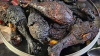 Ngemil santai bersama kekasih dengan beberapa potong ayam goreng terbayang cukup lezat. Tetapi sepertinya kamu butuh pengingat waktu agar tak lupa dan membuat ayam menjadi godong seperti ini. Foto: Instagram/cookingforbae