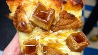 Berniat menyajikan pizza dengan inovasi baru, netizen ini coba gabungkan pizza, waffle dan ayam goreng. Hasilnya, kira-kira siapa yang mau makan hidangan yang satu ini? Foto: Instagram/cookingforbae