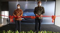 Managing Director PT Eurokars Motor Indonesia Ricky Thio bersama Dylan Tedja President Director DETA GROUP melakukan peresmian dealer terbaru Mazda di di Jalan Raden Saleh, Jakarta Pusat, Selasa (14/12/2021). PT Eurokars Motor Indonesia (EMI) selaku APM Mazda meresmikan dealer ke-5 yang diresmikan di tahun 2021, yang merupakan dealer ke-25 Mazda di Indonesia saat ini. 