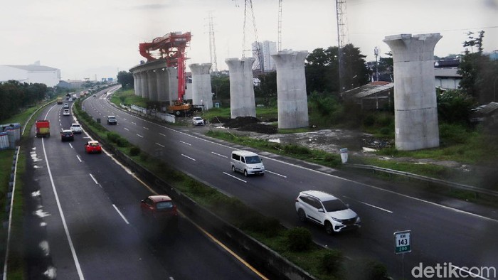 Melihat Pemasangan Girder KCJB di Kawasan Buahbatu Bandung Seperti ini penampakan terkini pembangunan Kereta Cepat Jakarta Bandung (KCJB) yang berada di kawasan Buahbatu, Kota Bandung.