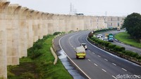 Sementara itu pilar-pilar KCJB ini sudah terpasang dan berjajar rapi di pinggir Tol Padaleunyi.