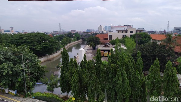 Menara Syahbandar memang dibangun agak miring dengan tujuan supaya melihat Pelabuhan Sunda Kelapa lebih luas. Namun saat ini kemiringan bertambah seiring dengan banyaknya aktivitas kendaraan berat di daerah situ dan juga faktor tanah. Foto: (Tiara Rosana/detikTravel) Menara Syahbandar memang dibangun agak miring dengan tujuan supaya melihat Pelabuhan Sunda Kelapa lebih luas. Namun saat ini kemiringan bertambah seiring dengan banyaknya aktivitas kendaraan berat di daerah situ dan juga faktor tanah. Foto: (Tiara Rosana/detikTravel)