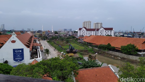 Setelah sampai di ruangan paling tinggi menara ini, pengunjung bisa melihat pemandangan suasana kota Jakarta Utara. Terdapat foto perubahan kota Jakarta sejak zaman penjajahan Belanda hingga saat ini. Terlihat dalam foto, suasana Batavia zaman dulu masih asri dan tidak dipenuhi bangunan. Sangat kontras dengan keadaan Jakarta Utara yang terlihat langsung. Foto: (Tiara Rosana/detikTravel) Setelah sampai di ruangan paling tinggi menara ini, pengunjung bisa melihat pemandangan suasana kota Jakarta Utara. Terdapat foto perubahan kota Jakarta sejak zaman penjajahan Belanda hingga saat ini. Terlihat dalam foto, suasana Batavia zaman dulu masih asri dan tidak dipenuhi bangunan. Sangat kontras dengan keadaan Jakarta Utara yang terlihat langsung. Foto: (Tiara Rosana/detikTravel)