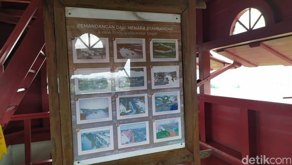 Di dalam bangunan menara terdapat banyak lukisan kapal dan aksesori kapal yang punya sejarah tersendiri. Ada pula batu prasasti kedatangan Saudagar Cina pada abad ke-17 yang menandakan bangunan ini merupakan titik nol kota Jakarta. Foto: (Tiara Rosana/detikTravel) Di dalam bangunan menara terdapat banyak lukisan kapal dan aksesori kapal yang punya sejarah tersendiri. Ada pula batu prasasti kedatangan Saudagar Cina pada abad ke-17 yang menandakan bangunan ini merupakan titik nol kota Jakarta. Foto: (Tiara Rosana/detikTravel)