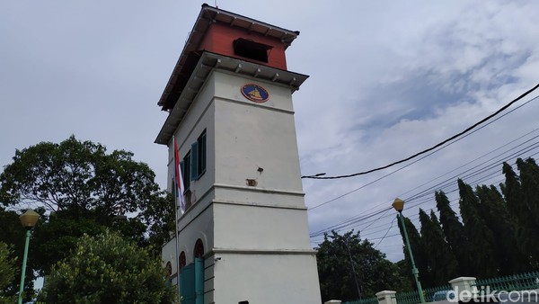 Menara Syahbandar merupakan menara yang dibangun tahun 1839 oleh pemerintahan Belanda. Menara ini dulunya digunakan sebagai menara pemantau kapal yang keluar masuk kota Batavia atau yang sekarang kita kenal sebagai kota Jakarta.  (Tiara Rosana/detikTravel)