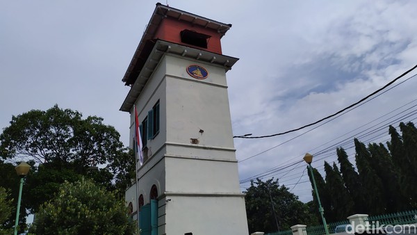 Menara Syahbandar merupakan menara yang dibangun tahun 1839 oleh pemerintahan Belanda. Menara ini dulunya digunakan sebagai menara pemantau kapal yang keluar masuk kota Batavia atau yang sekarang kita kenal sebagai kota Jakarta. (Tiara Rosana/detikTravel) Menara Syahbandar merupakan menara yang dibangun tahun 1839 oleh pemerintahan Belanda. Menara ini dulunya digunakan sebagai menara pemantau kapal yang keluar masuk kota Batavia atau yang sekarang kita kenal sebagai kota Jakarta. (Tiara Rosana/detikTravel)