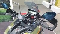 Ubahan lainnya ada di bagian hand grip dan kaca spion, termasuk penambahan braket untuk GPS atau smartphone untuk kebutuhan navigasi. Foto: Luthfi Anshori/detikOto
