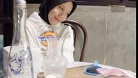 Layaknya anak muda lain, Nadya sering hangout di kafe sambil kulineran. Tak ketinggalan foto-foto untuk mengabadikan momen. Foto: Instagram nadriftaa.nadya