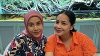 Nadya bahkan foto berdua bareng Nagita Slavina. Keduanya tersenyum manis usai menikmati steak yang empuk juicy. Foto: Instagram raffinagita1717