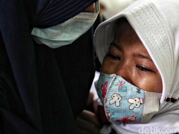 Petugas kesehatan memberikan vaksin Sinovac dosis 1 kepada siswa-siswi di kawasan SDN Sukapura 04 Pagi, Sukapura, Cilincing, Jakarta Utara, Selasa (14/12).
