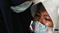 Peran orang tua di sini sangat penting untuk menenangkan anaknya yang menangis saat divaksinasi