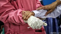 Bahkan para tenaga kesehatan pun harus dengan ekstra memegang anak agar tidak bergerak saat disuntik.